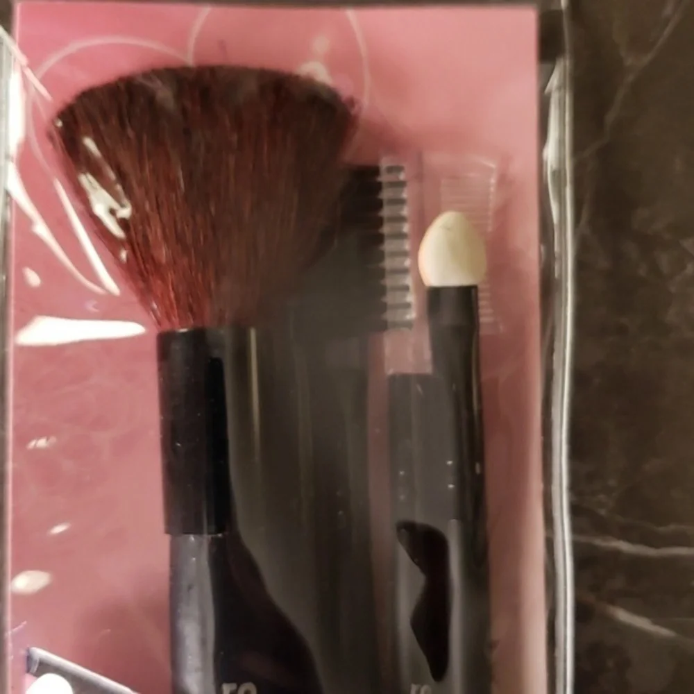 Travel‎ makeup brushes